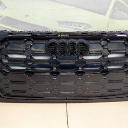 2021-2025 AUDI Q5, SQ5,  SPORTBACK BLACK GRILE W/ END PLATE