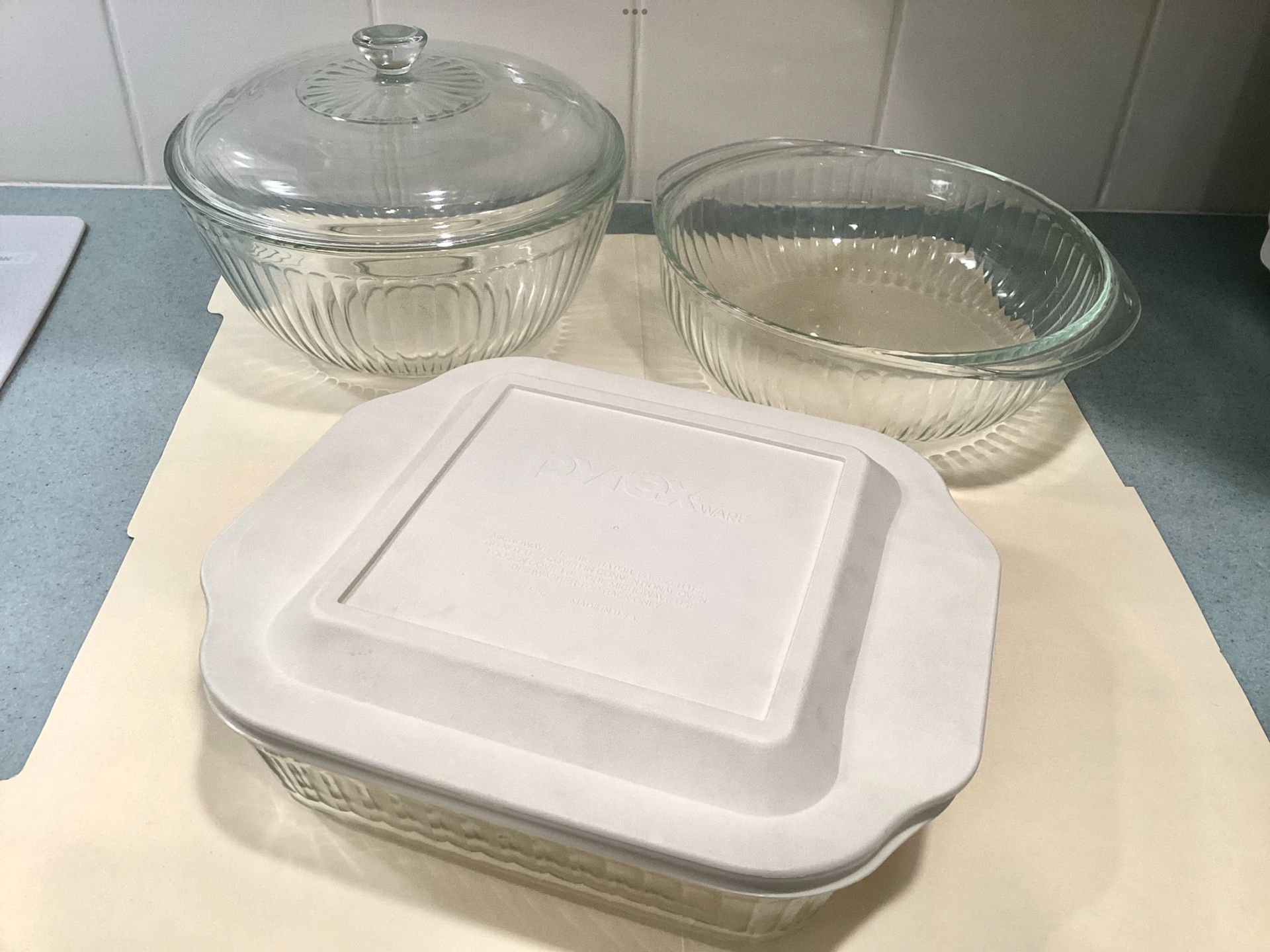 5 Pieces Preowned Pyrex Lidded Clear Glass Bowls Food Preparing / Serving / Storage Containers