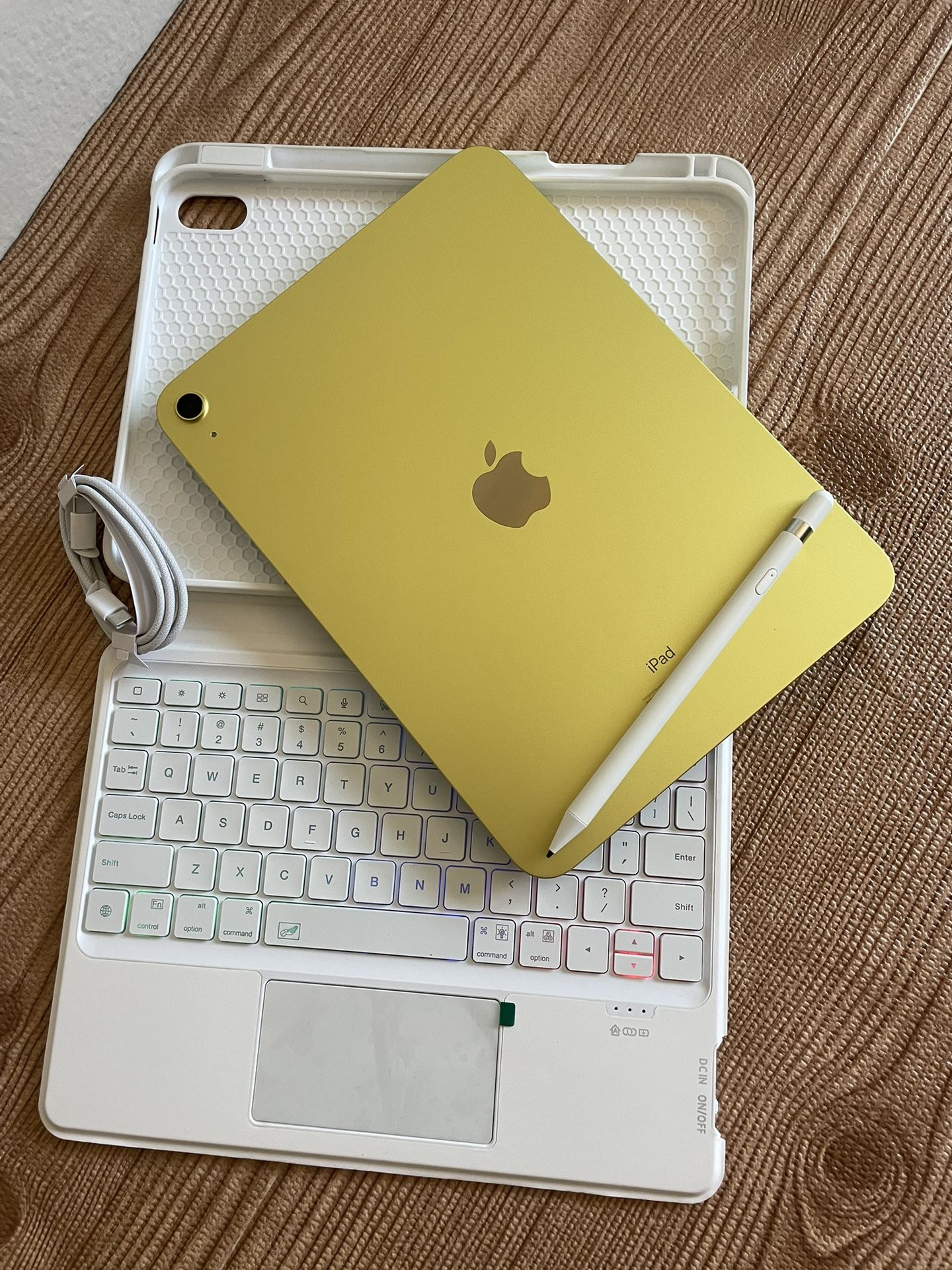 Apple iPad 10th Generation 256GB  With  Keyboard case and Pencil 