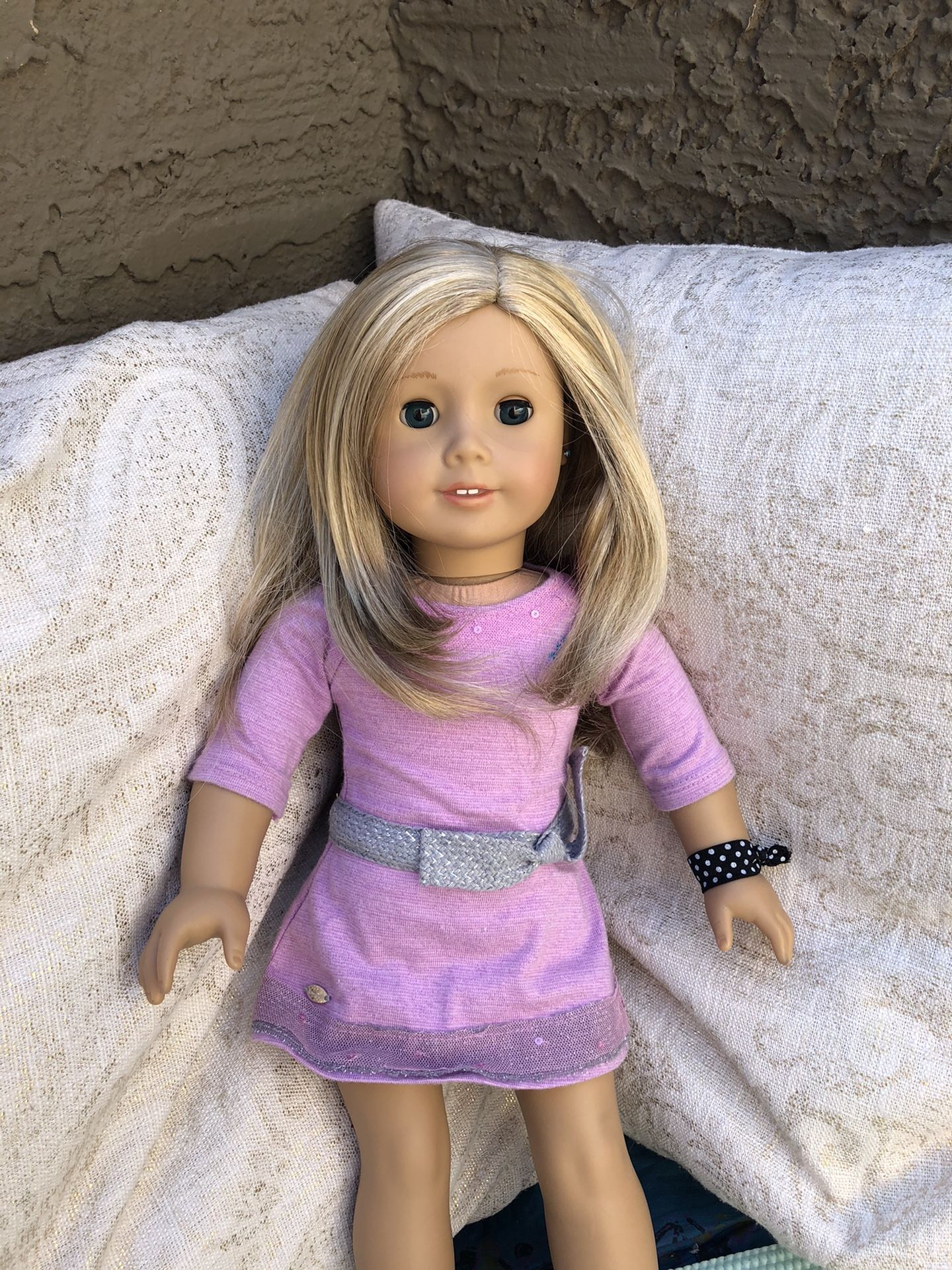 American girl doll ( 2 outfits! And earrings!)