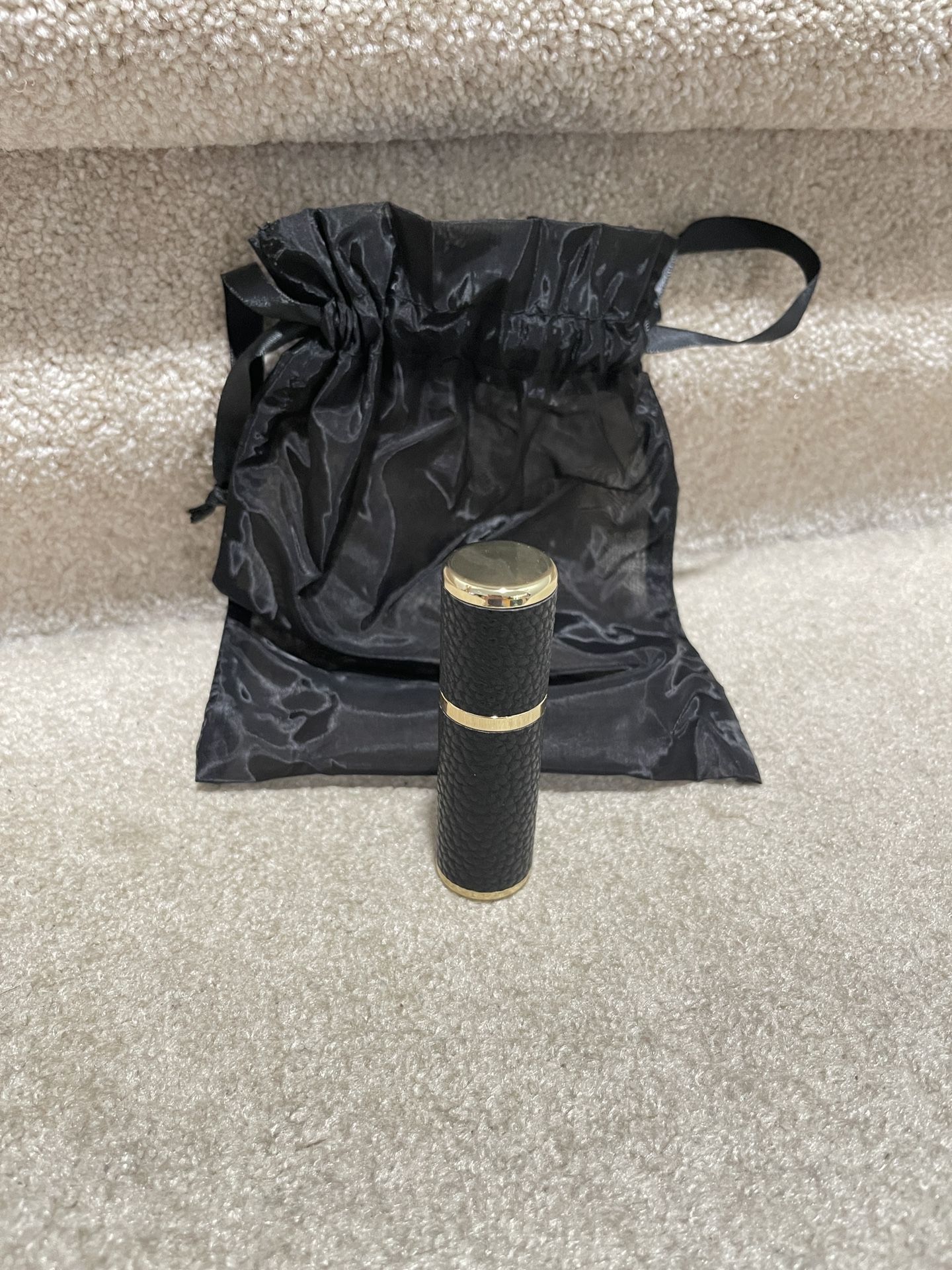 Perfume refill bottle with spray