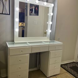 Glass Top Vanity With Bulbs $535