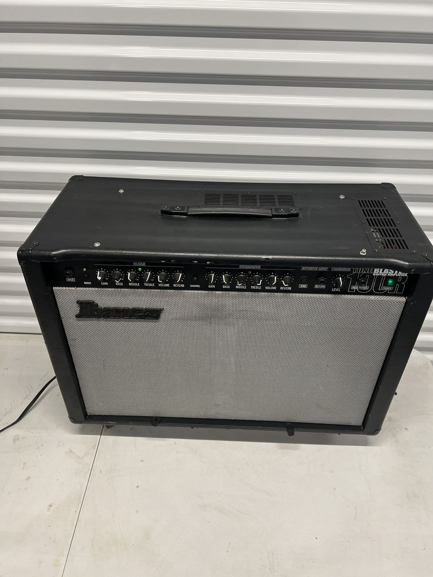 This Ibanez Tone Blaster TB100R Amp Guitar Amplifier is a great addition to any musician's collection. With two speakers, this head type amplifier pro