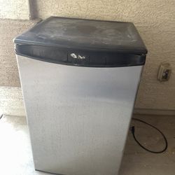 Mini fridge 
