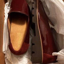 Vionic Burgundy Patent Loafer w lug sole, size 8.5