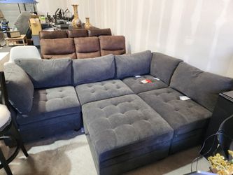 5 pieces Modular Sectional. Display.
