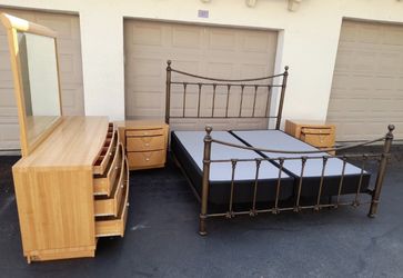 Complete King Bedroom Set With 2 Nightstands, Dresser With Attached Mirror, Bed And Box Springs