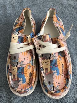 Cat Theme Shoes.    Size 6 1/2. Women 