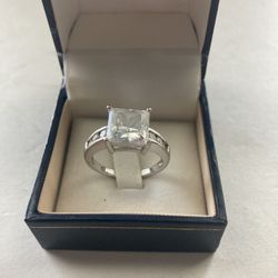 Vintage 925 Sterling silver ring with cubic zirconia side stones. Size 8