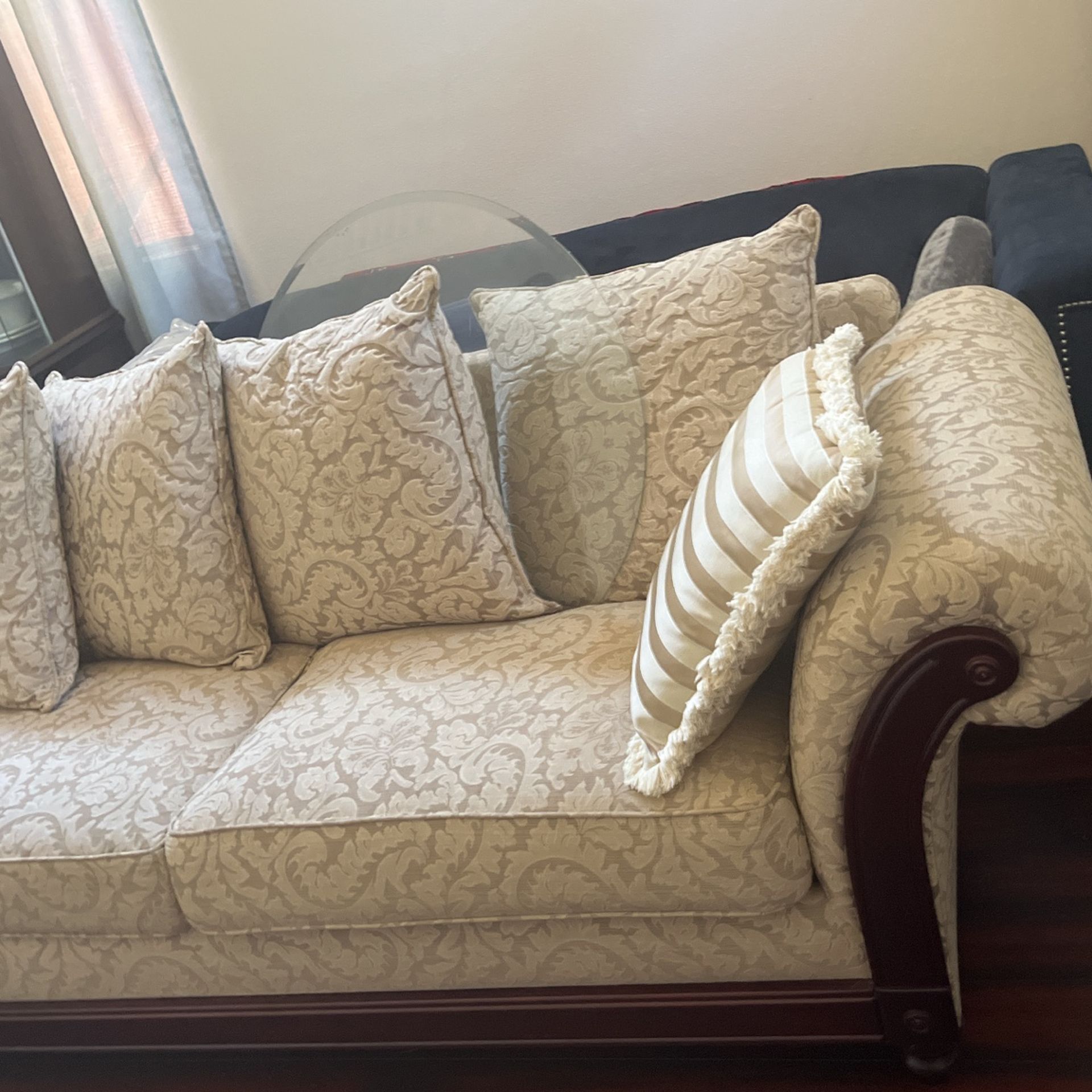 Sofa and Lovset