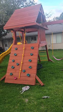 Swing set three frogs like new