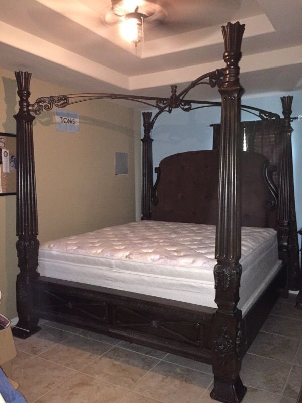King size bed (PRICE NEGOTIABLE )