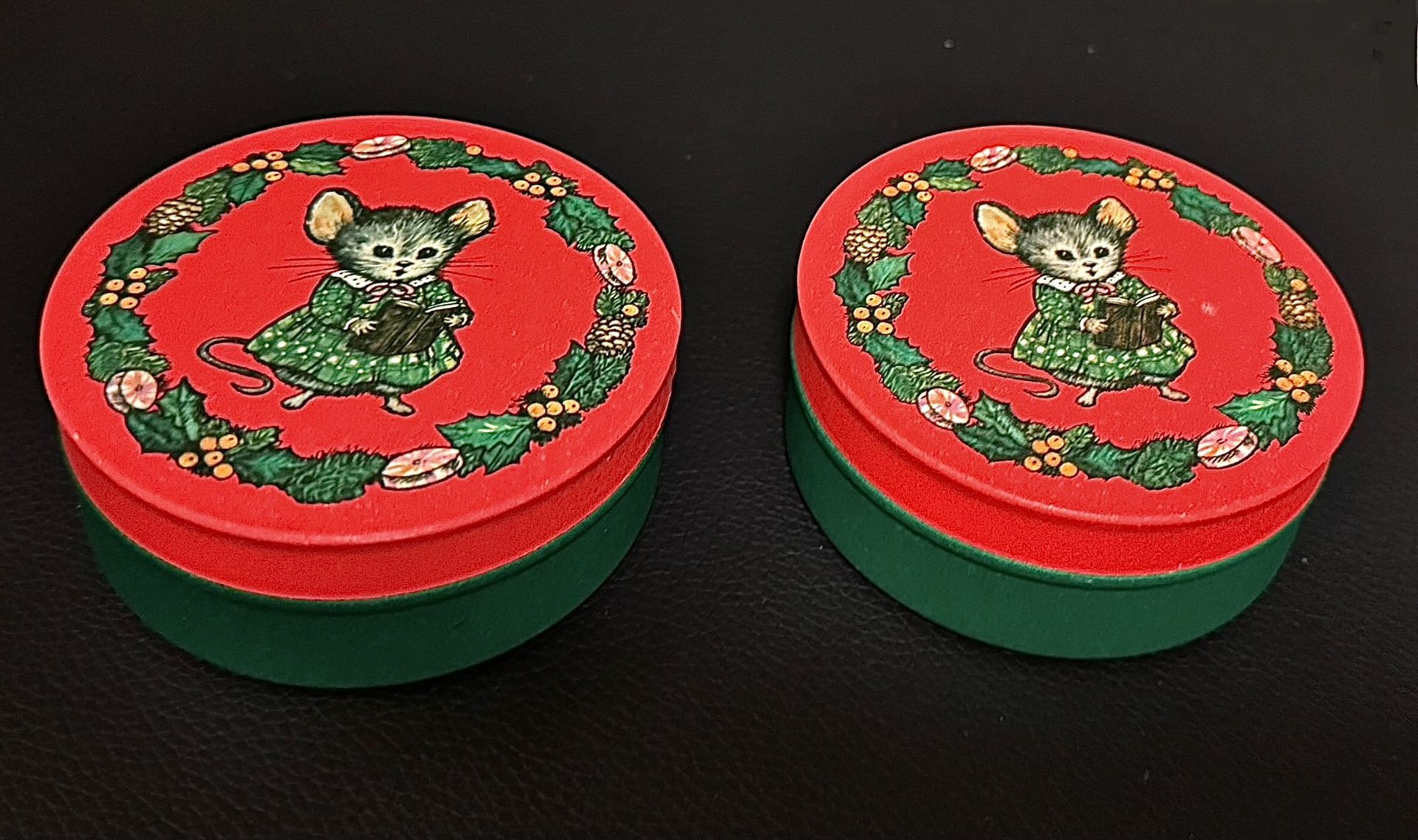🎄🐭 2 Christmas Round Tin Containers, Vintage 1980 (brand new)