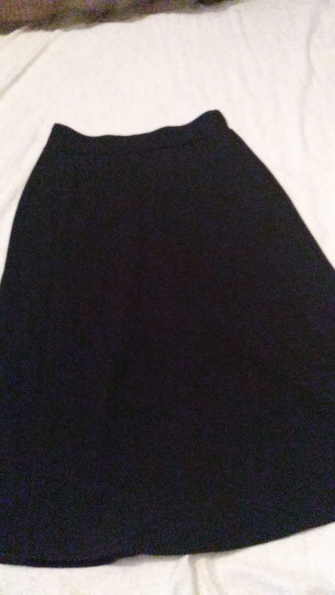 una falda negra talla M para mujer