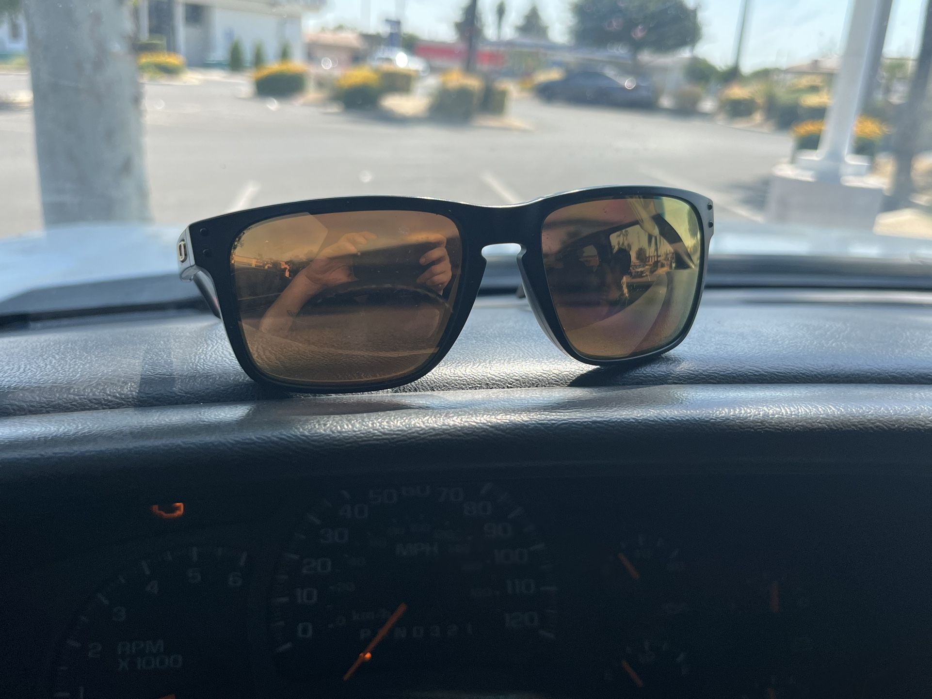BRAND NEW OAKLEY SUNGLASSES