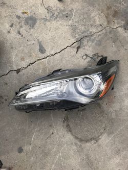 15 Toyota Camry Lt headlight