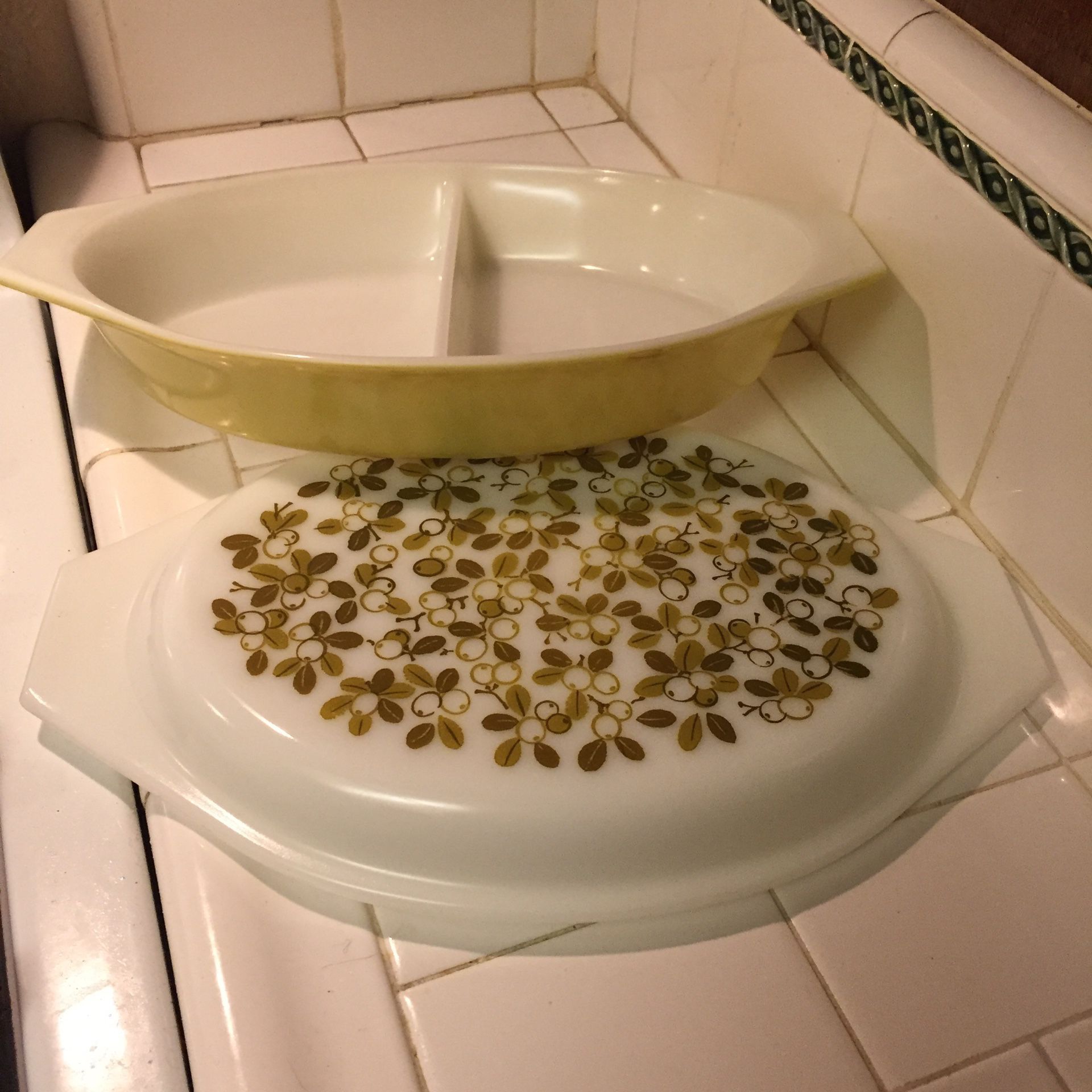 VINTAGE PYREX CASSEROLE DISH WITH LID - OLIVE GREEN
