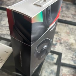 New: BOSE QUIETCOMFORT HEADPHONES