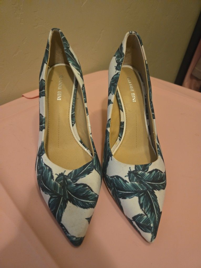 Gianni Bini Palm Print Heels β Size 8M π΄