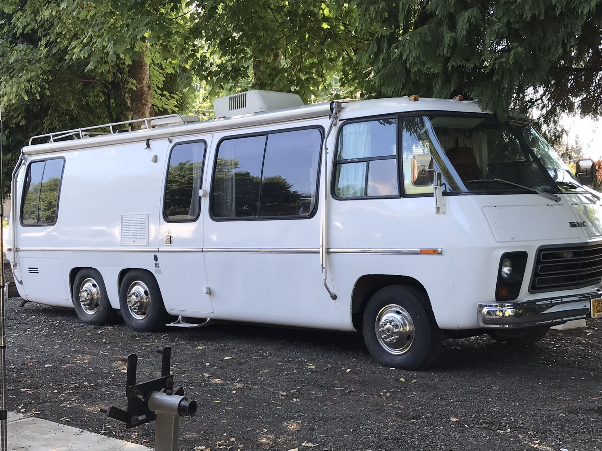 2 GMC 1976 Motorhomes