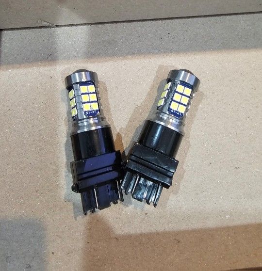 Bright Strobe 6000k white led light 3157 can be used for back up lights.
Always Flashing type.