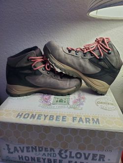 Women’s Newton Ridge Plus Waterproof Amped Hiking Boot Size 8