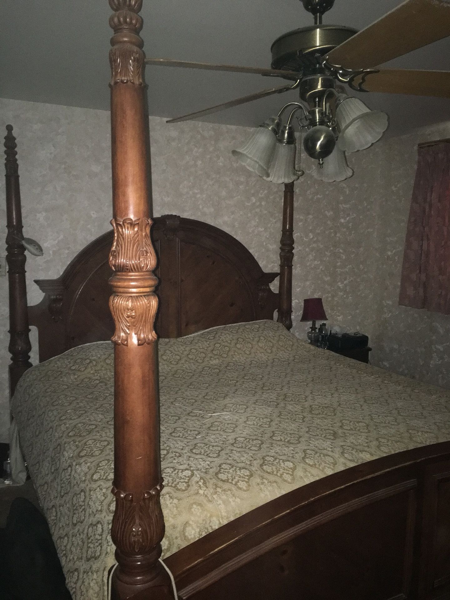 Solid oak king size bed frame. (Mattress not included)