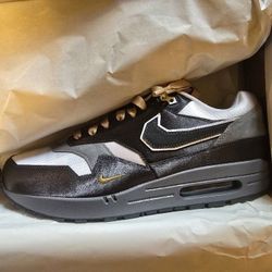 Levis Obsidian.  Black Metallic 5s. Just Ain't There To Take Pics Of And Kobe 6 Dodgers And Jordan 4s Undefeated In A Size 12.5 But The 5s Are 11.5 Al