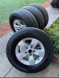 Dodge ram 5 birlos rims and tires 265/70/17