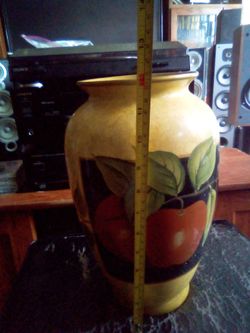HOME DECOR VASE $10 FINAL PRICE READ DESCRIPTION AND SEE ALL PICTURES