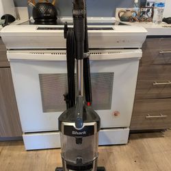  Navigator Lift-Away Deluxe Upright Vacuum 