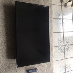 ROKU 32” TCL Smart TV With Remote Works Great