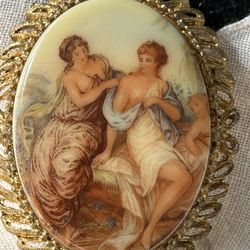 Pin Classical Women Ruffled Porcelain Oval In Gold Plated 1970s