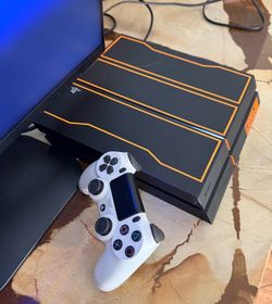 Ps4 black OPS edition w controller