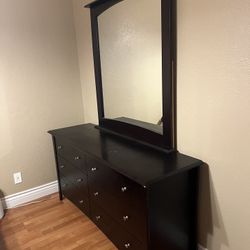 Dresser With Mirror