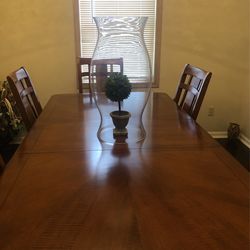 dining Table With 6 Chairs in Good Condition