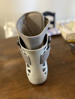 Ortho boot size medium It's size six