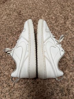 White NIKE boy size 5Y (kids)
