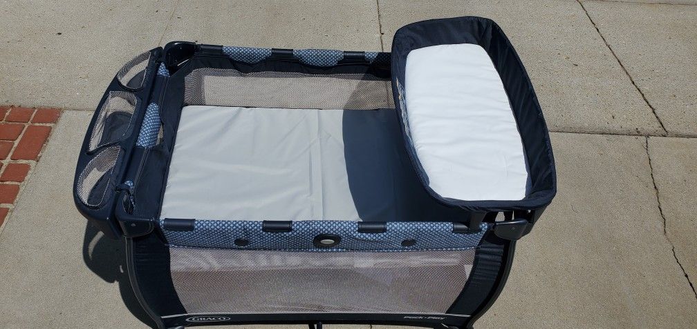 Graco Pack And Play w/bassinet and Changing Table