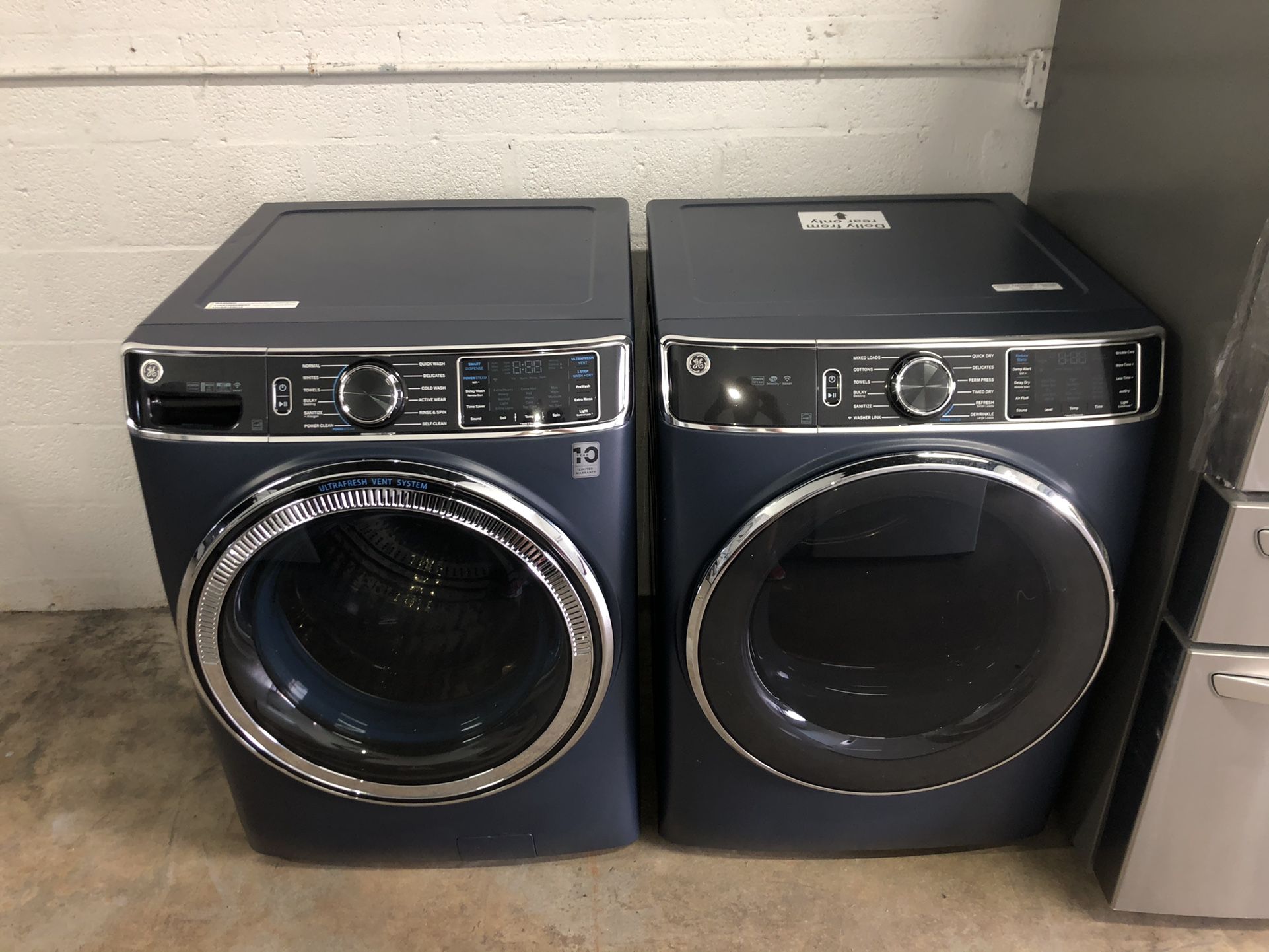 BRAND NEW GE WASHER AND DRYER LARGE CAPACITY 29” WIDE