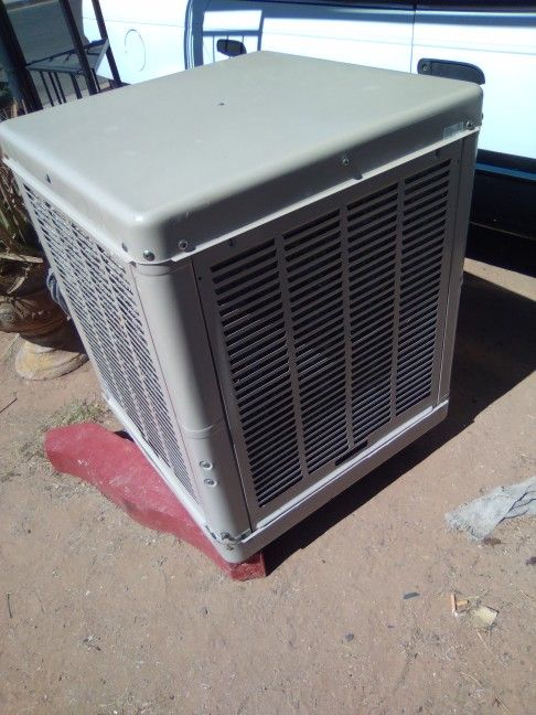 1/2 HP 3 speed Evaprotive Swamp Cooler. Only Used 3months.