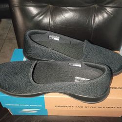 New Sketchers Size 7