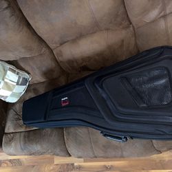 Wolfpak Acoustic Guitar Polyfoam Case Black With Hygrometer