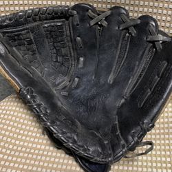 Easton BX1200B black magic right hand throw 12” baseball glove mitt
