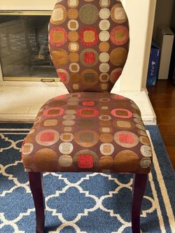 Upholstered accent chair