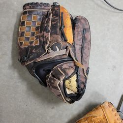 Louisville Slugger Soft Ball Glove