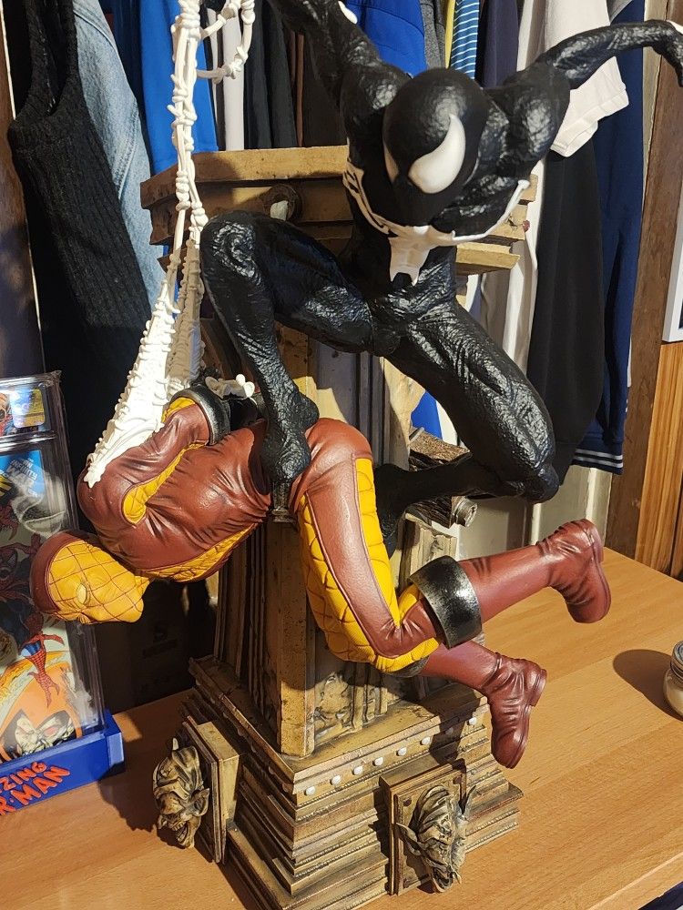 Symbiote Spiderman Statue