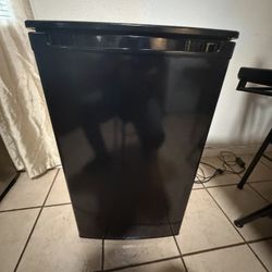 Magic Chef 4.4 CF Mini Fridge