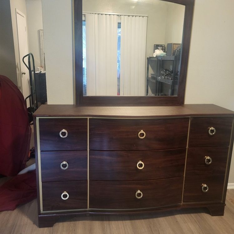 Dresser With Mirror