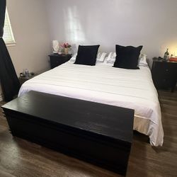 King Size Bedroom Set - Mattress included 
